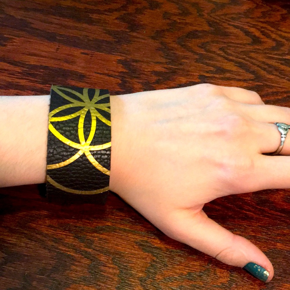 Leather bracelet with snap closure